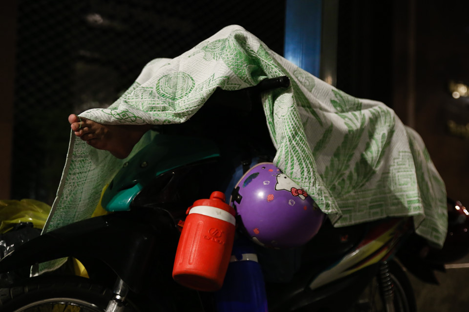 Người Sài Gòn đắp chăn ngủ ngoài đường trong giá lạnh